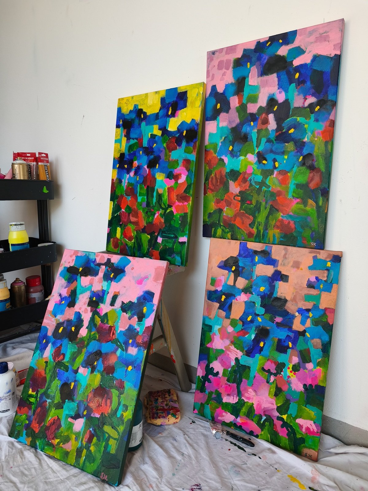 kolekce čtyř obrazů s květinami