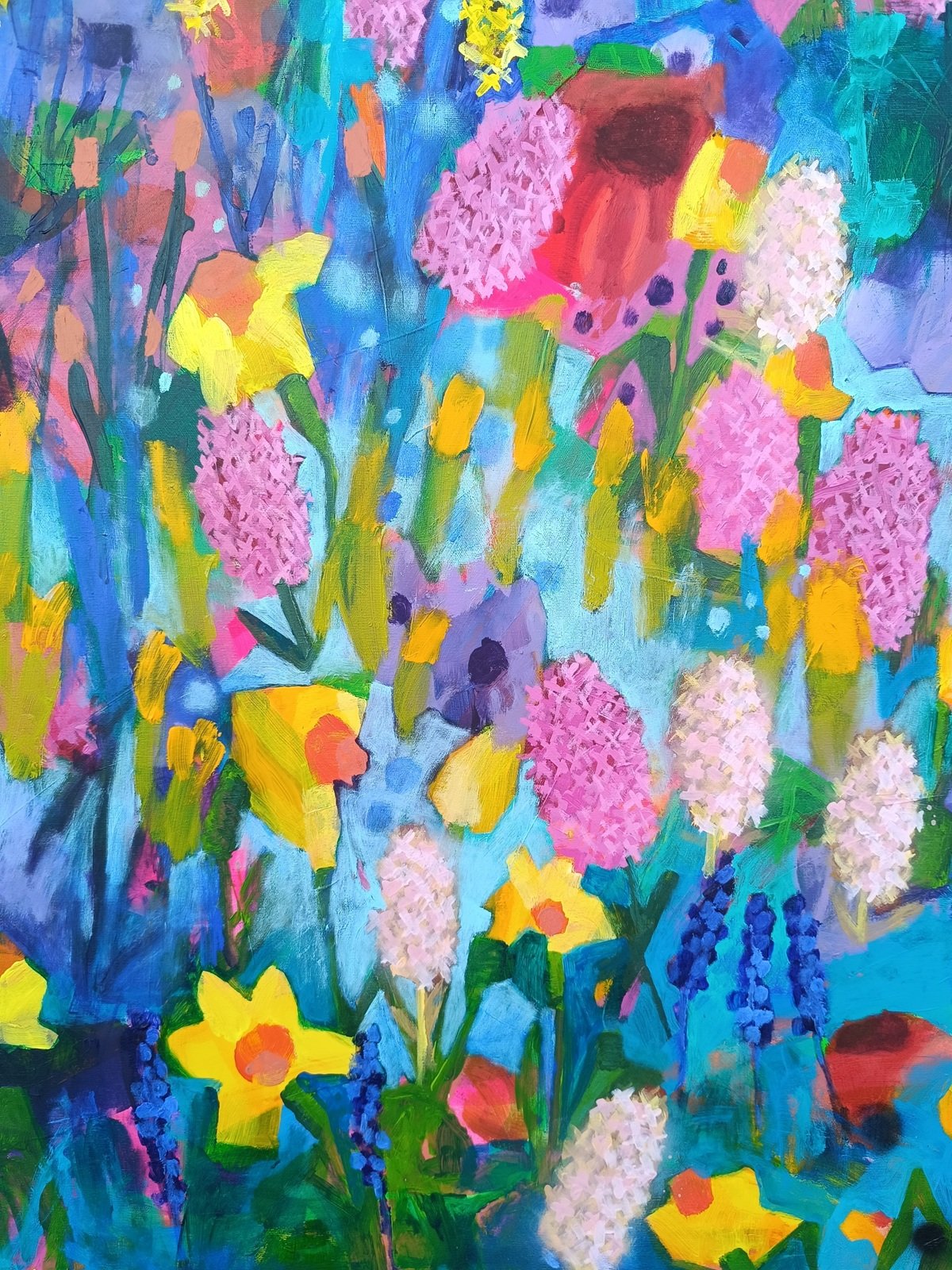 detail abstraktního květinového obrazu se zlatým deštěm a modrým pozadím