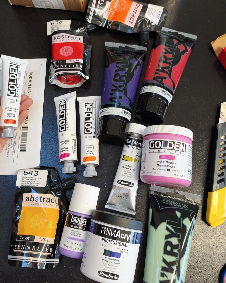 Profesionální akrylové barvy Golden, Sennelier, Liquitex a Schmincke v ateliéru umělkyně