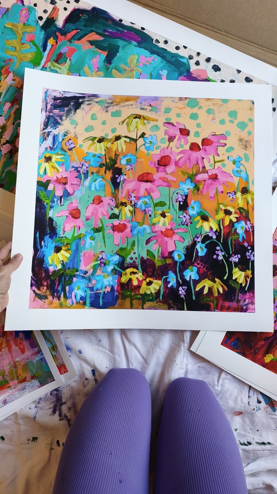 Proces balení reprodukce květinového obrazu připravené k odeslání