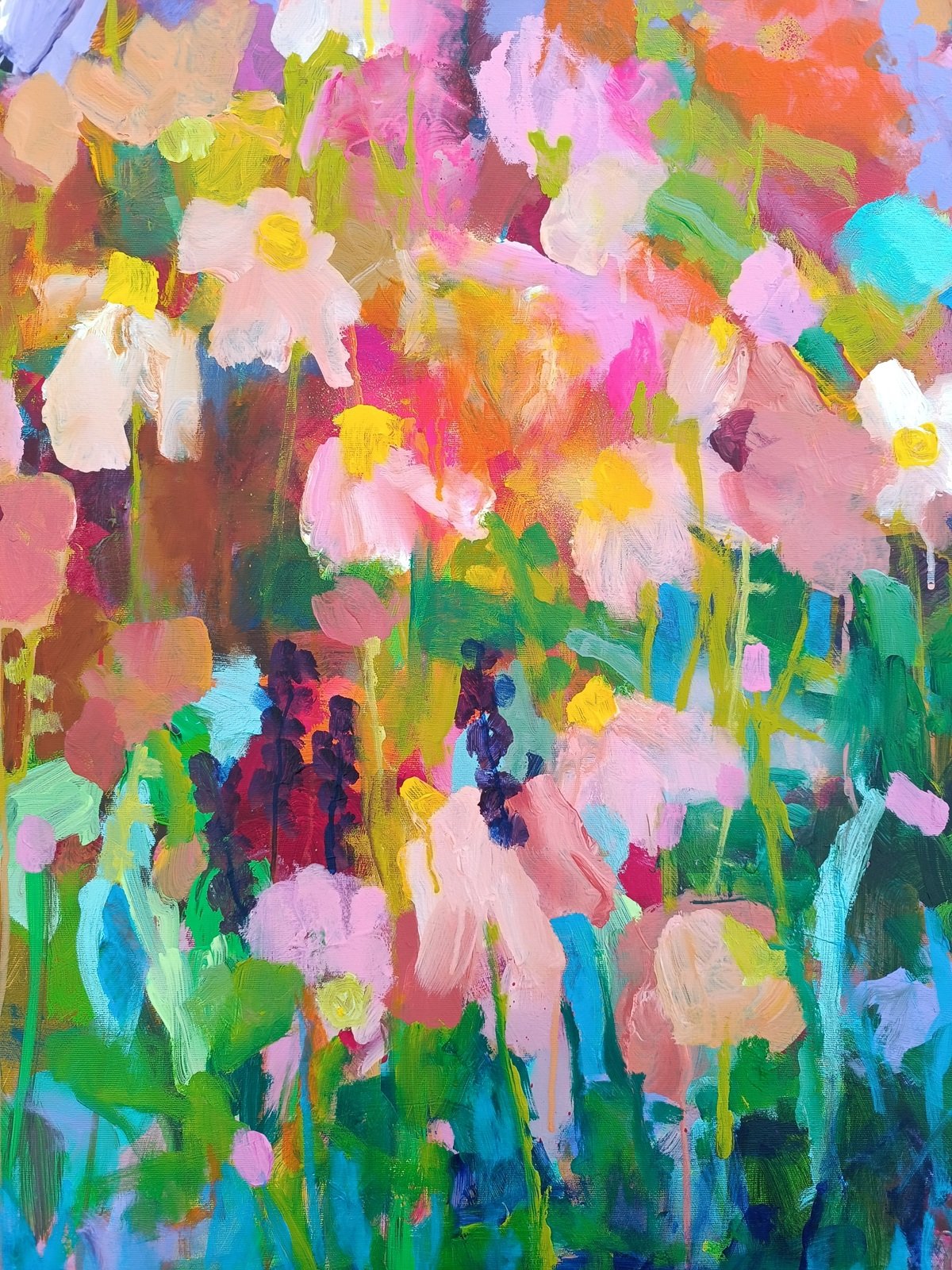 Detail reprodukce abstraktního obrazu, jemné květiny v růžových a béžových tónech, modré nebe a lehká textura malby