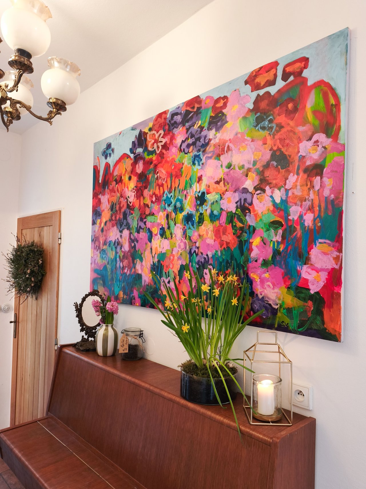 Detail interiéru kavárny v Lednici s abstraktním obrazem nad pianem a jarními narcisy Detail interiéru kavárny v Lednici s abstraktním obrazem nad pianem a jarními narcisy