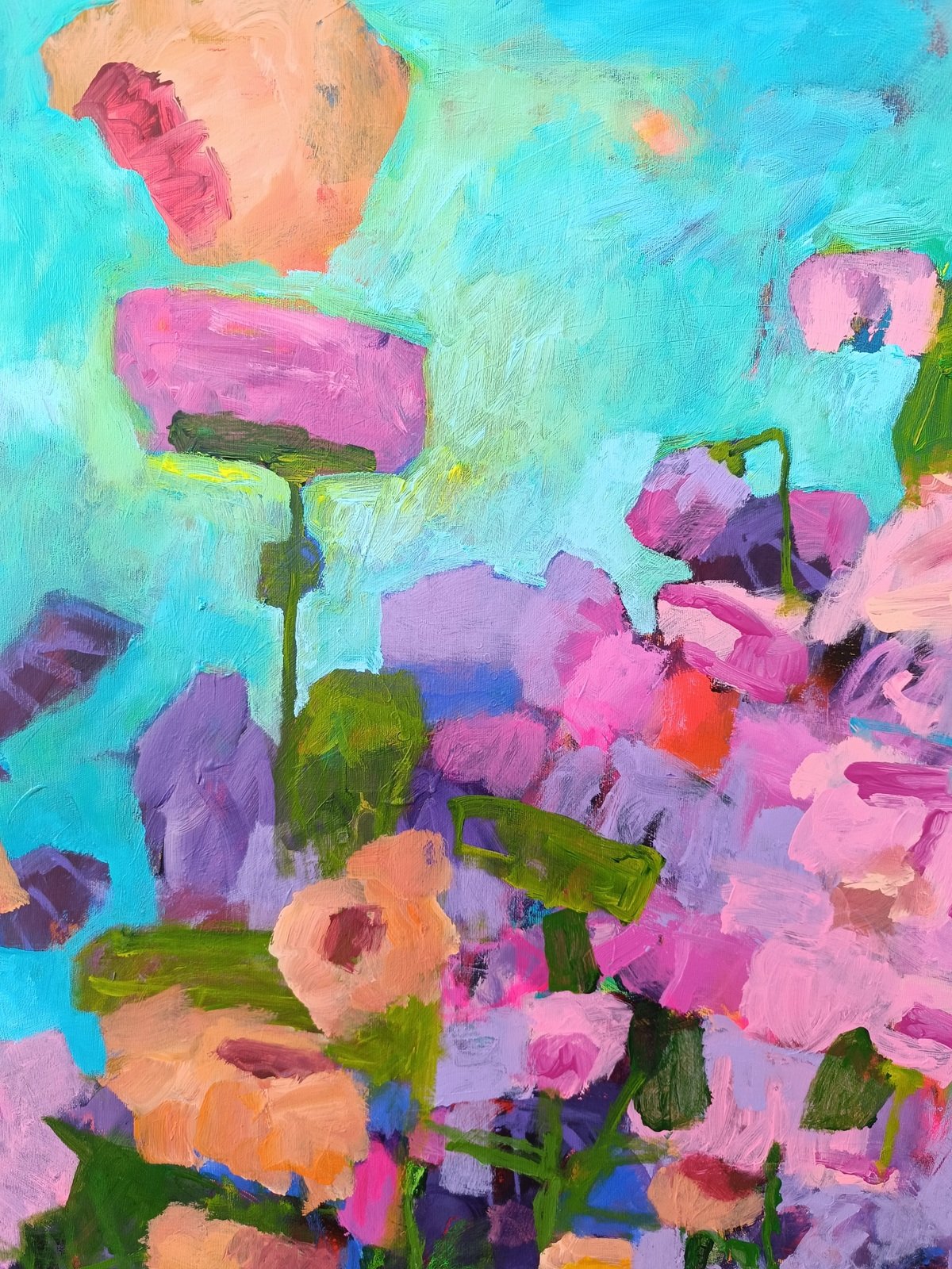 Detail reprodukce abstraktního květinového obrazu, oranžové a růžové květy, vrstvení barev a textura malby