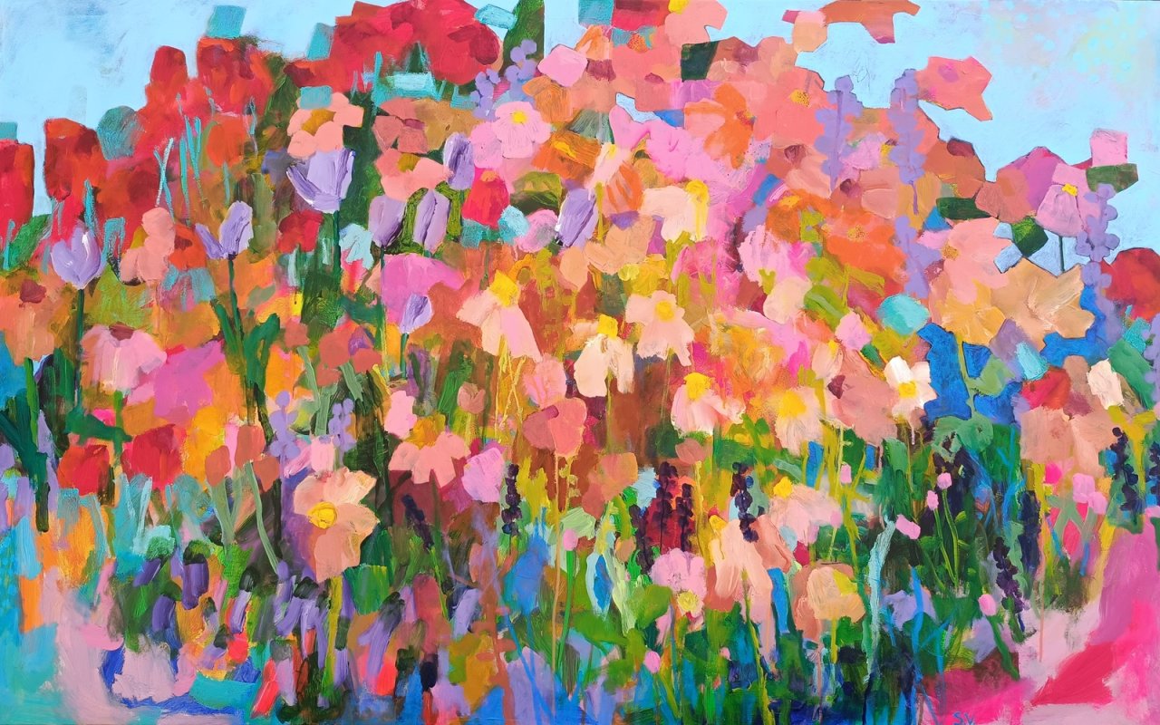 Reprodukce horizontálního abstraktního květinového obrazu s modrým nebem a jemnou kompozicí růžových, béžových a červených květin