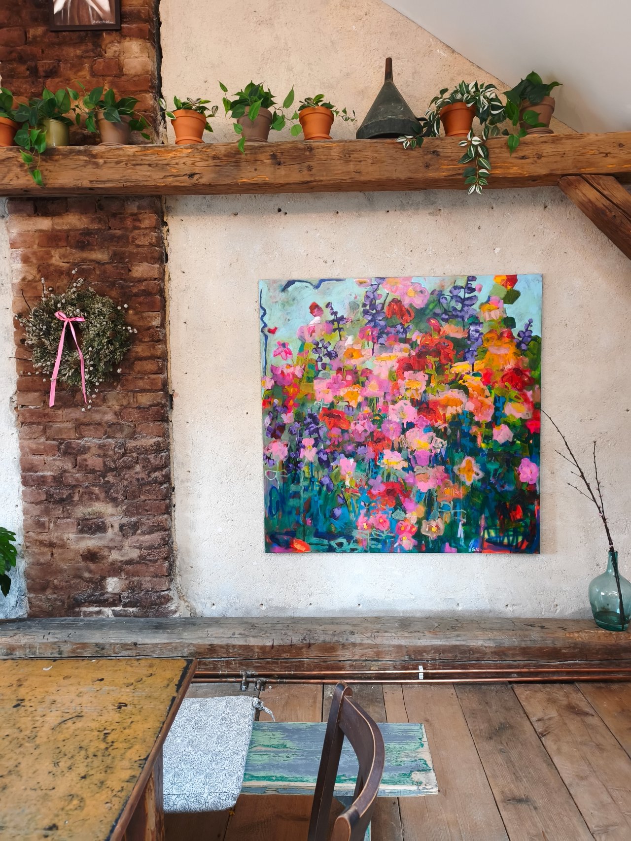 Abstraktní květinový obraz v interiéru kavárny v Lednici, velkoformátová malba v zelených, oranžových a růžových tónech Abstraktní květinový obraz v interiéru kavárny v Lednici, velkoformátová malba v zelených, oranžových a růžových tónech