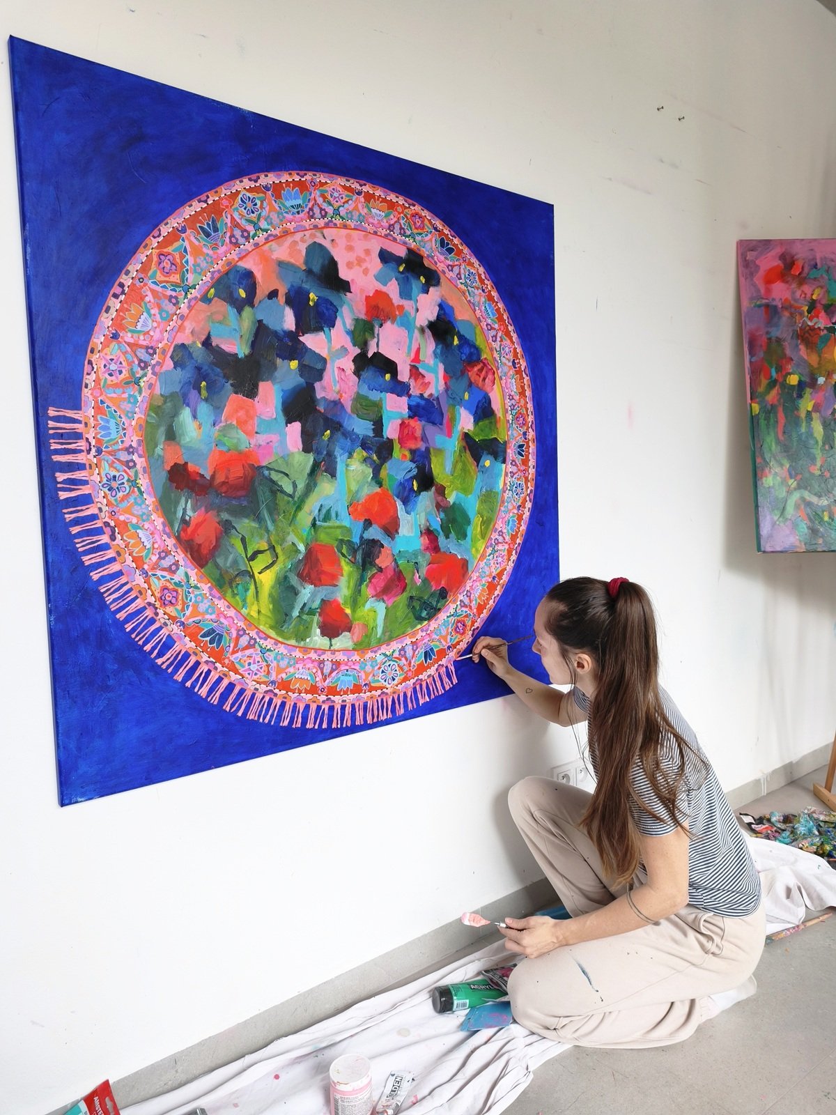 Detail malby třásní na obraze inspirovaném kobercem s kosatci