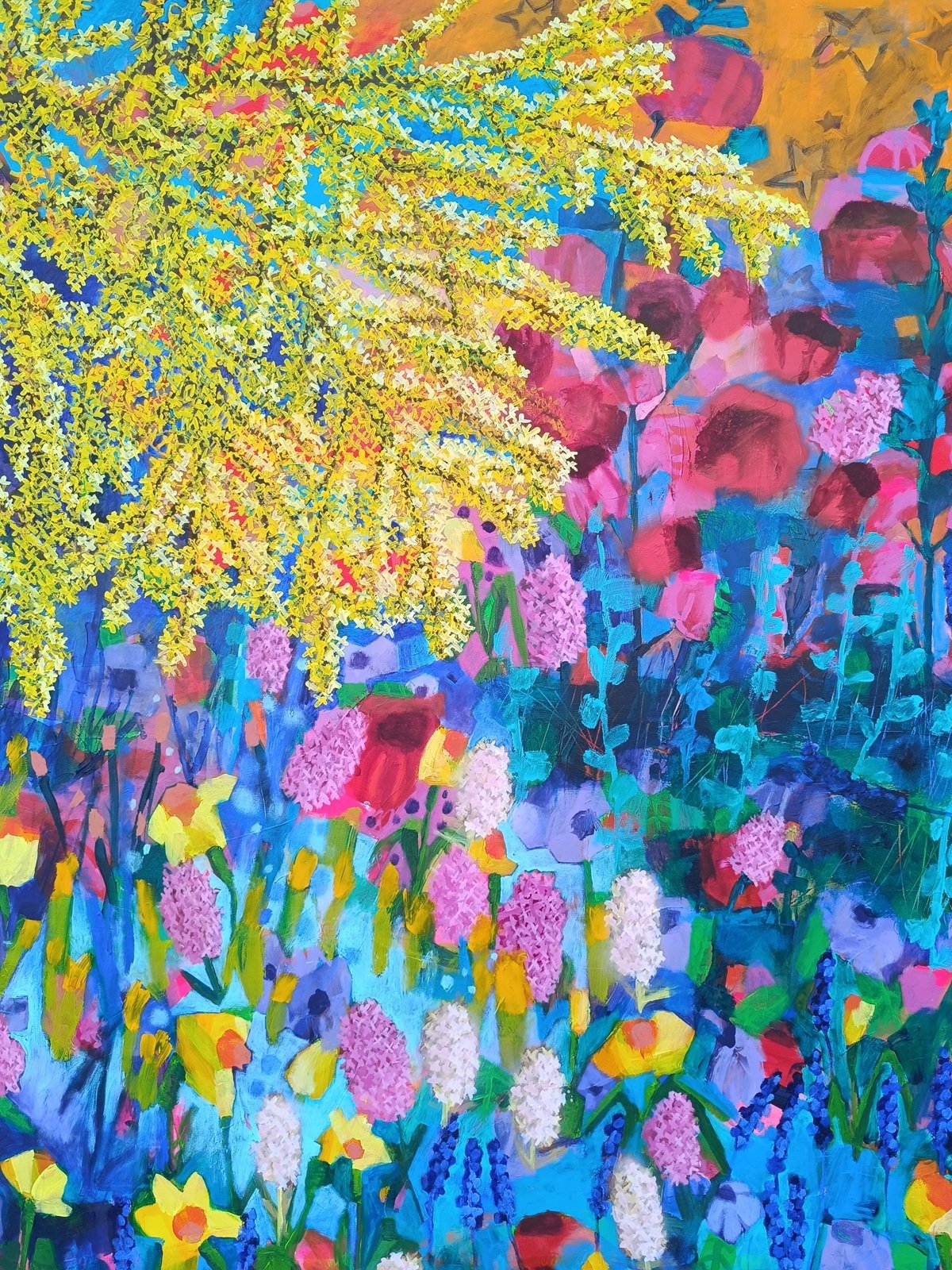 detail malby zlatice s drobnými žlutými květy v horní části obrazu