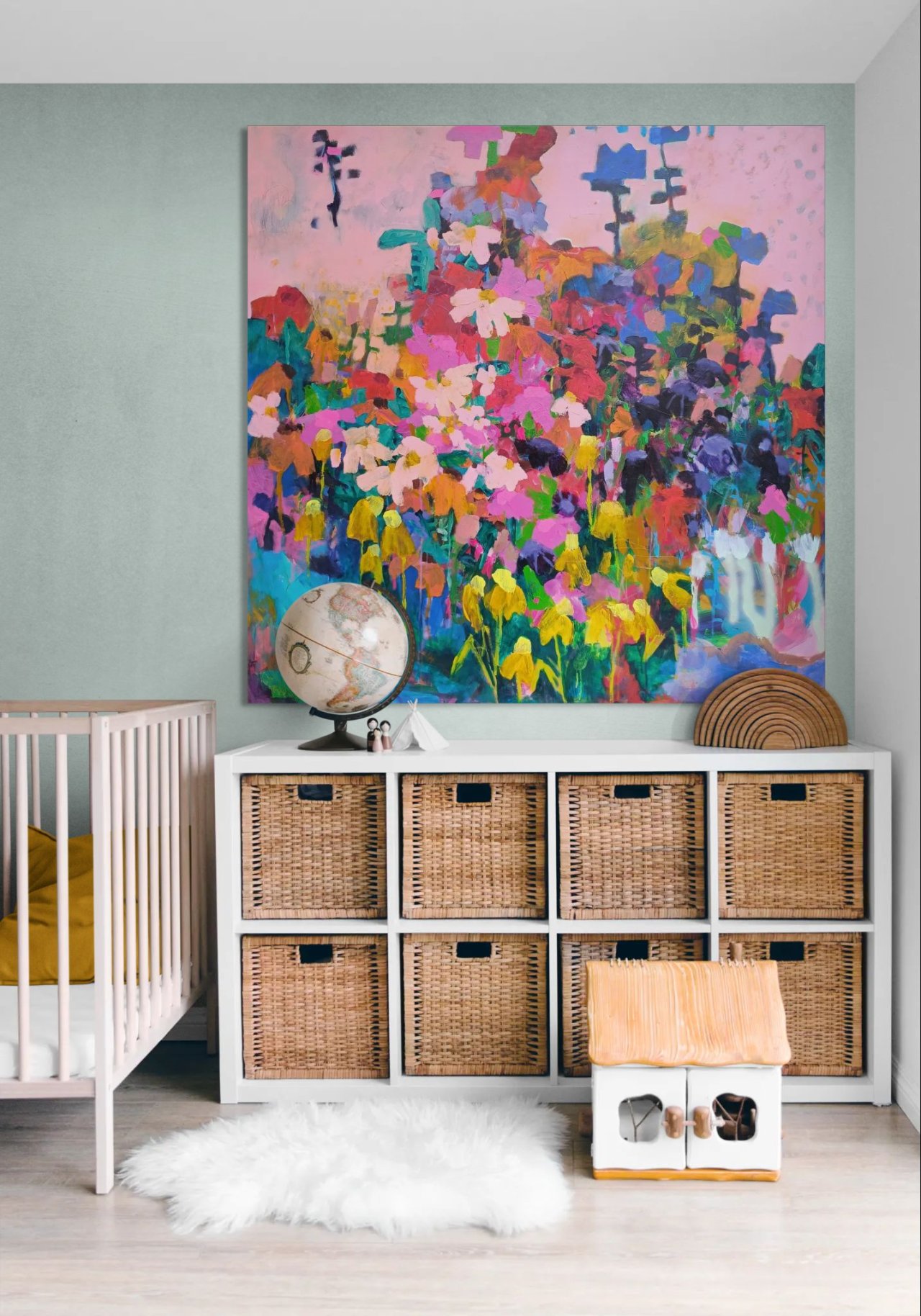 Abstraktní květinový obraz s růžovým nebem jako reprodukce nad komodou v dětském pokoji, barevná hravá kompozice