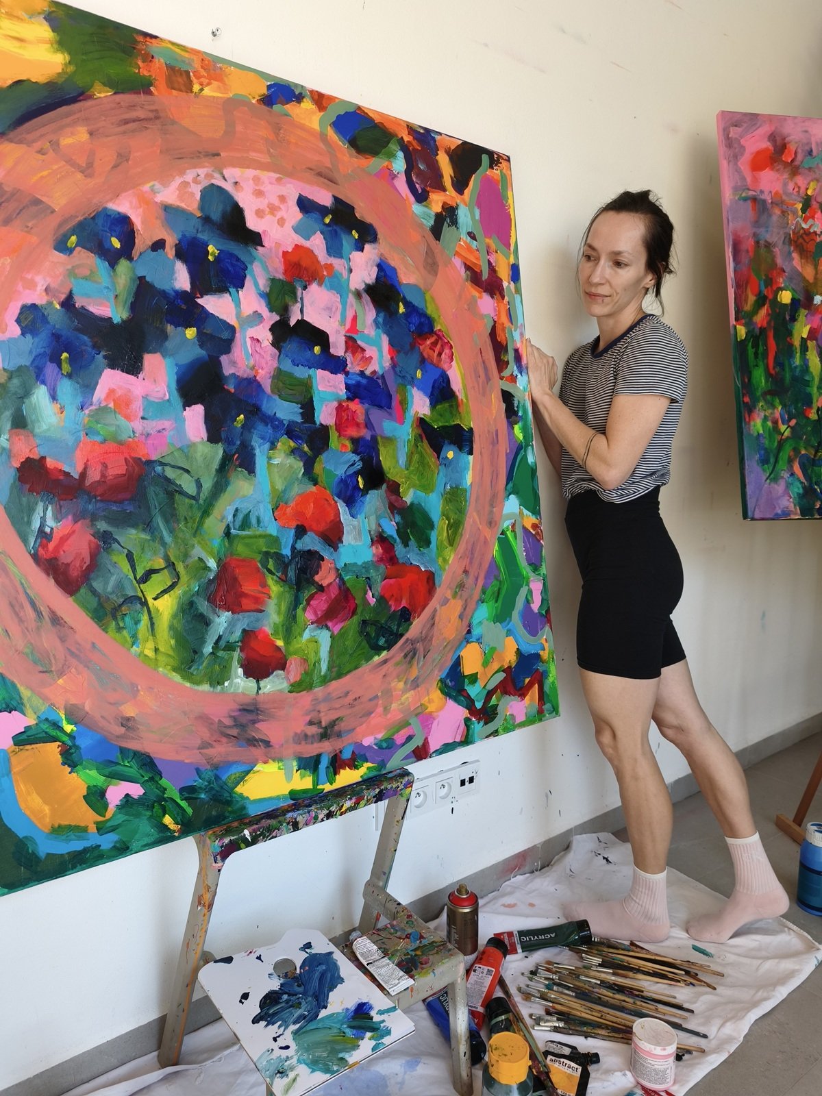 Malba obrazu inspirovaného kobercem s motivem kosatců v procesu