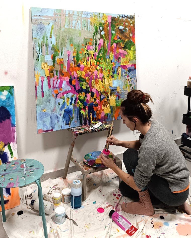 Abstraktní květiny vznikající během procesu malby Abstraktní květiny vznikající během procesu malby