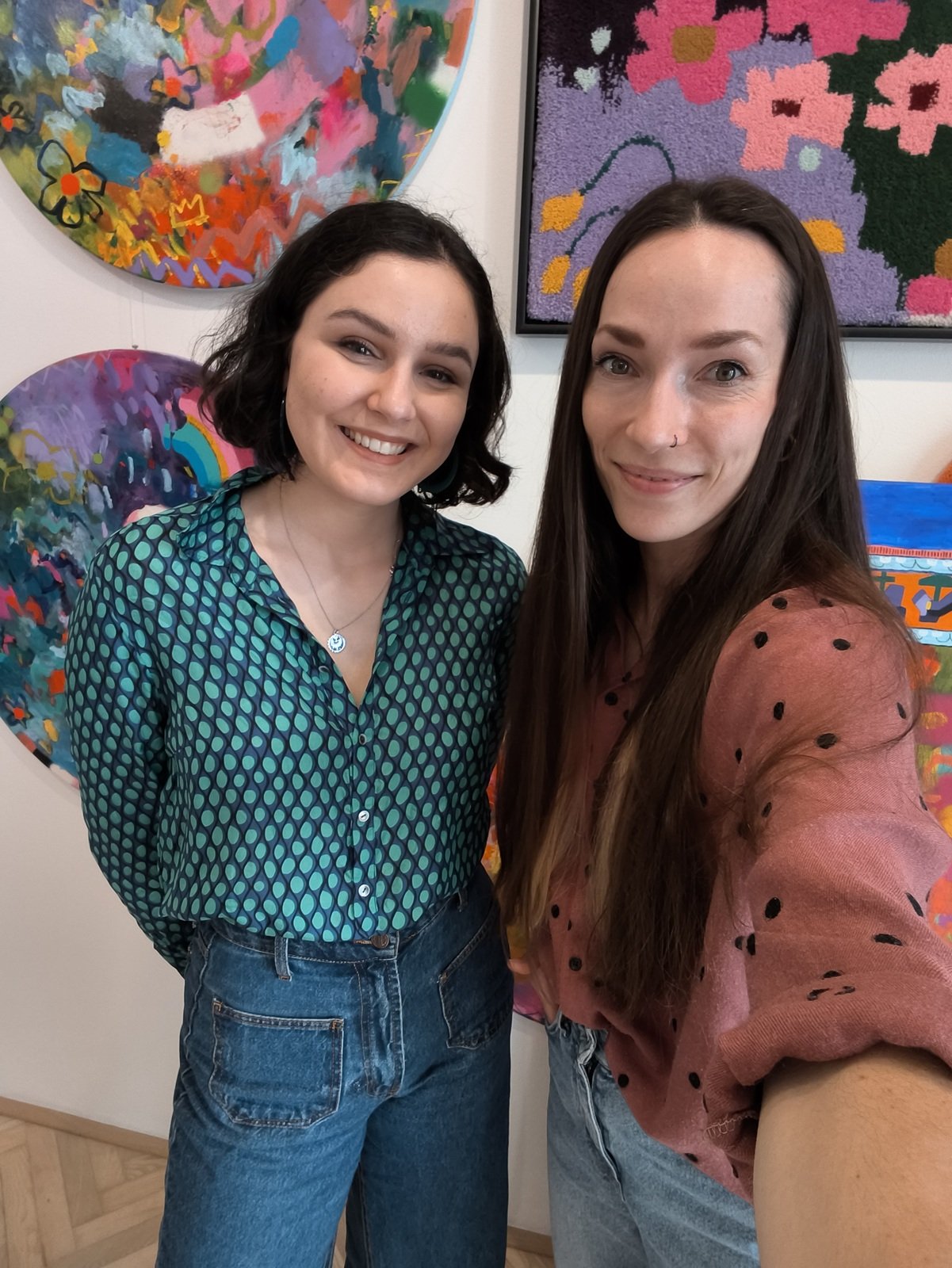Simona Vojtěšková a Veronika Dušková společné selfie v SENO ateliéru s barevnými abstraktními obrazy v pozadí