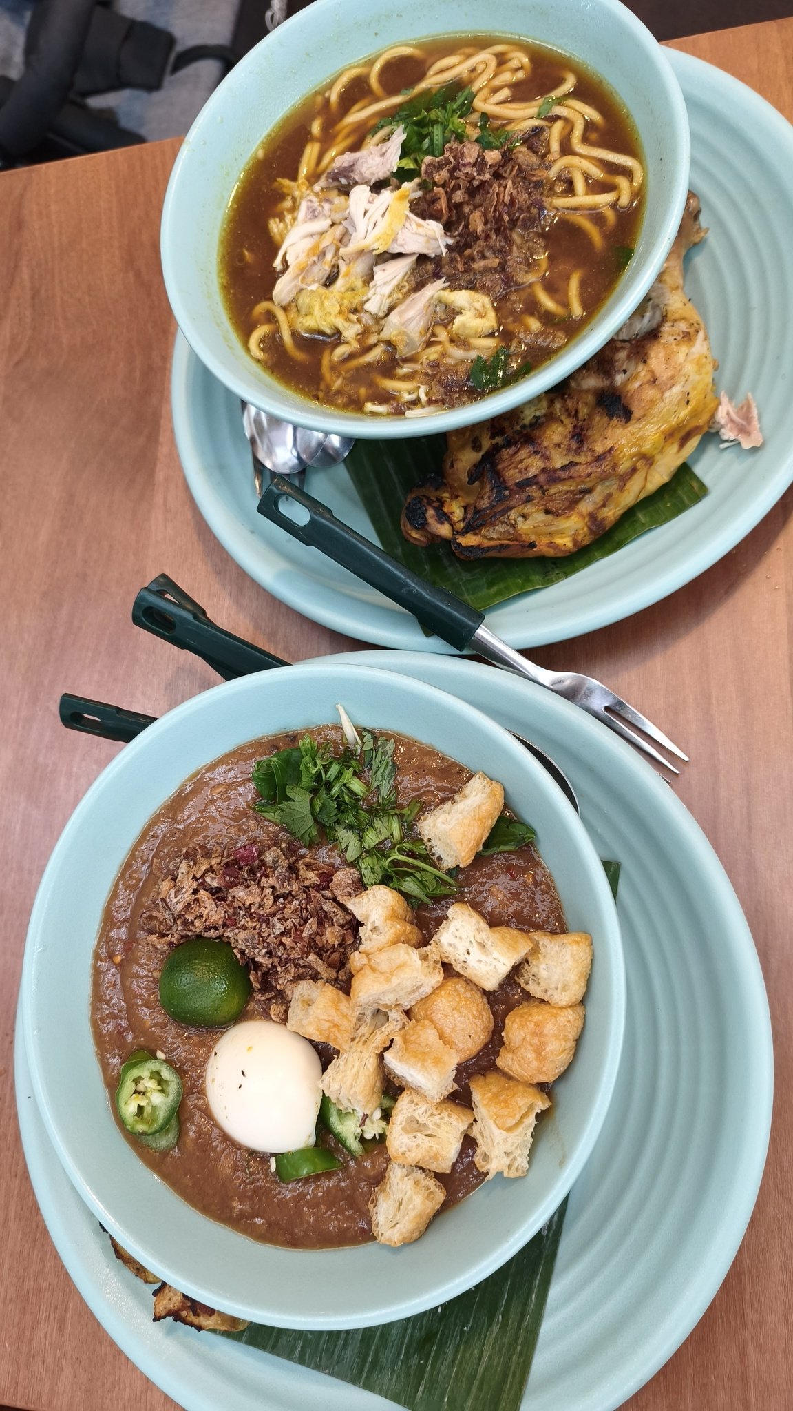 Tradiční asijské jídlo servírované během návštěvy Singapuru