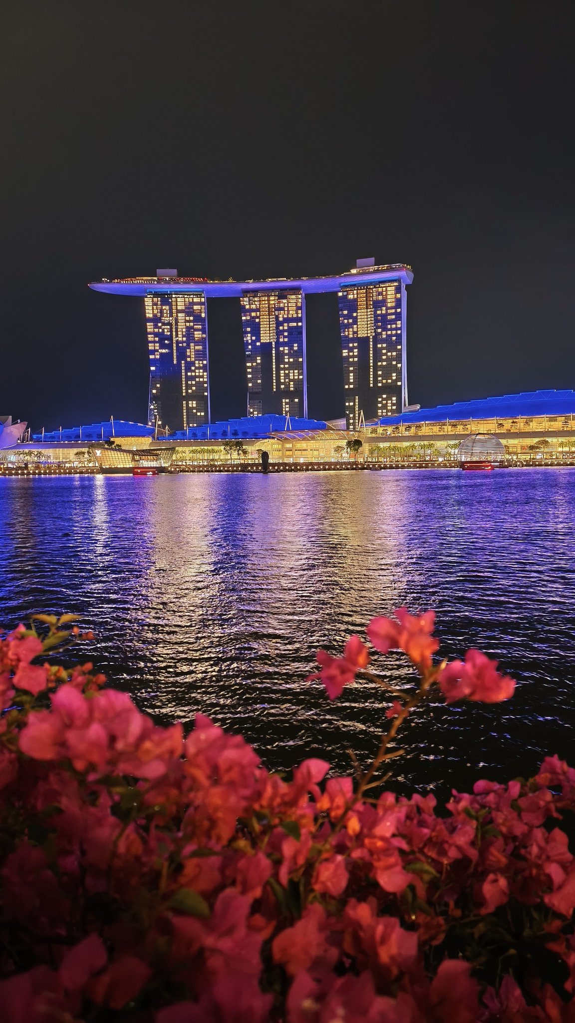 Noční panorama Marina Bay Sands s ikonickou střešní lodí