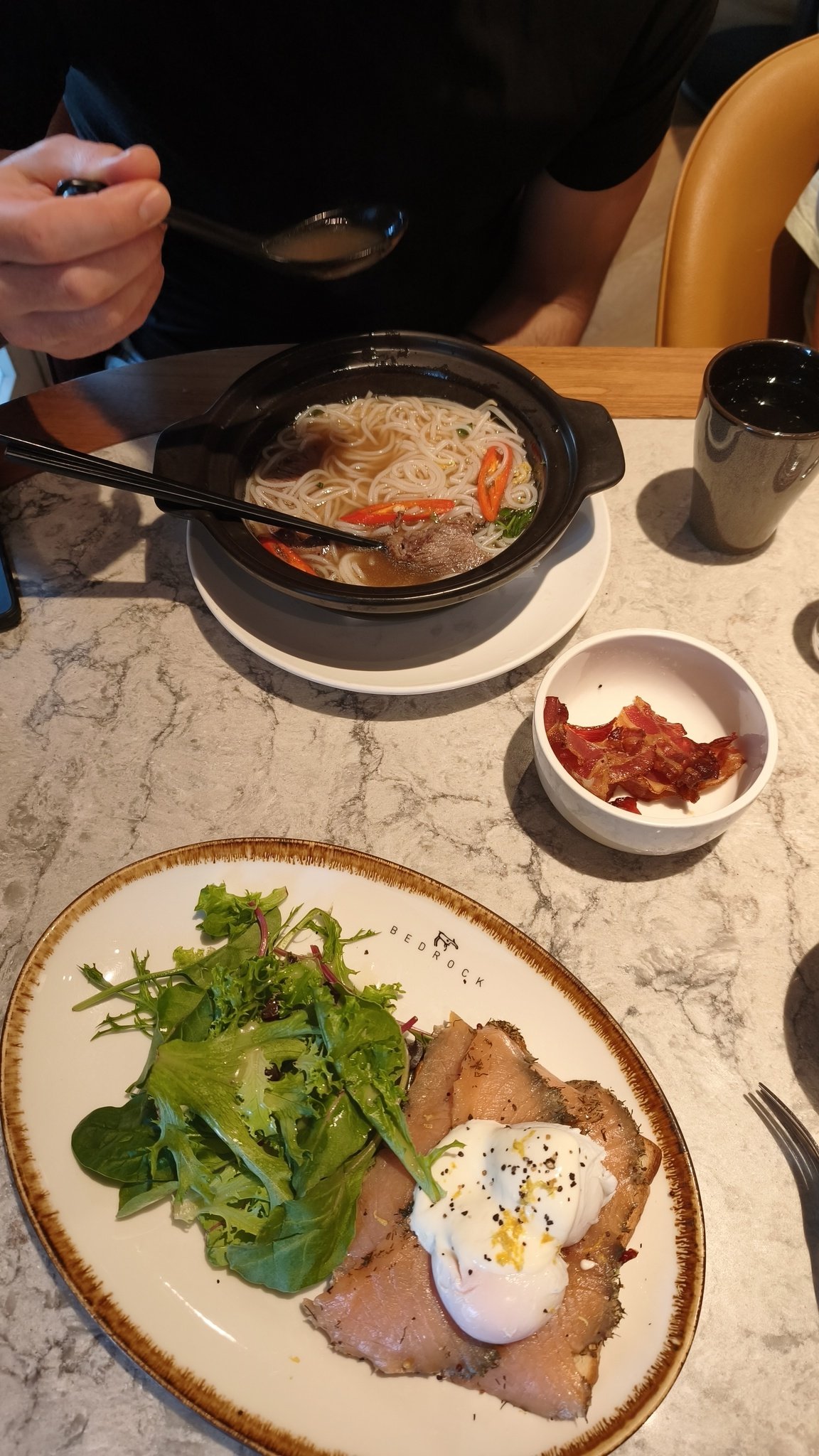 Snídaně servírovaná v hotelu Oasia Resort Sentosa v Singapuru