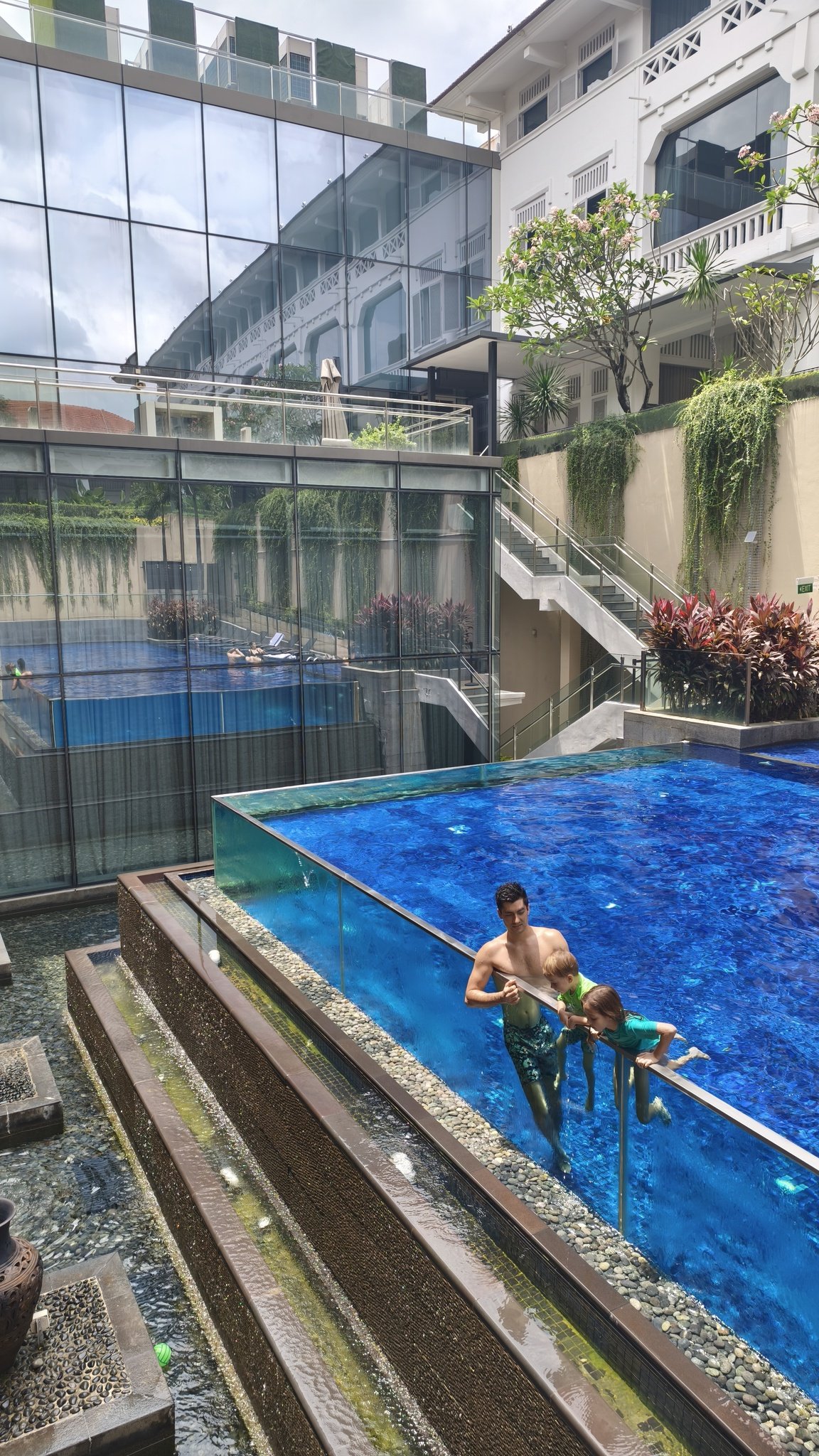 Hotelový bazén Oasia Resort Sentosa obklopený tropickou vegetací