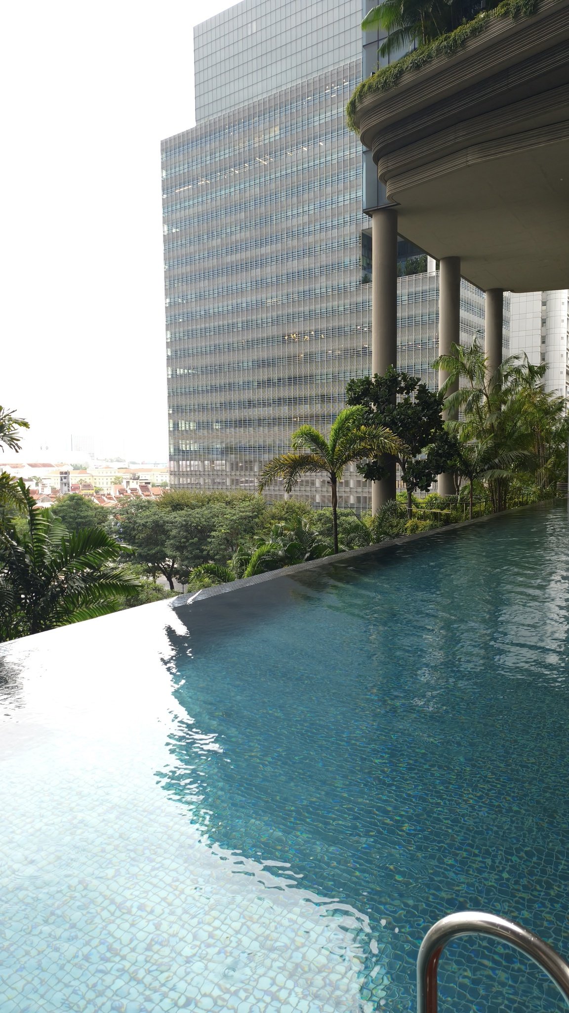 Infinity bazén hotelu PARKROYAL COLLECTION Pickering s výhledem na město