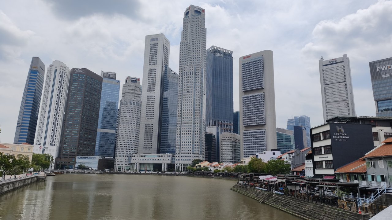 Promenáda podél Singapore River v oblasti Clarke Quay v centru Singapuru