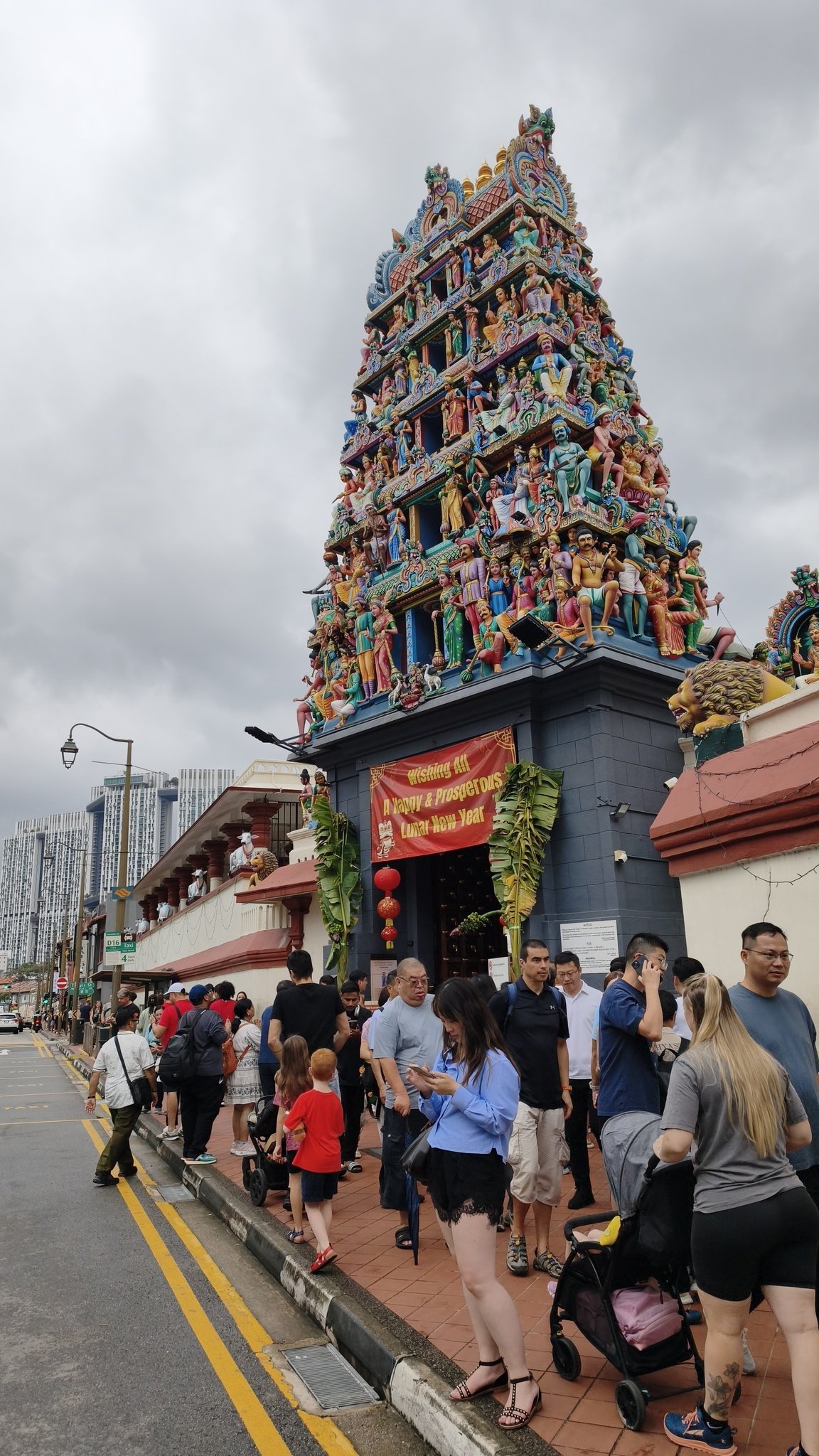 Barevná vstupní věž hinduistického chrámu Sri Mariamman v Singapuru