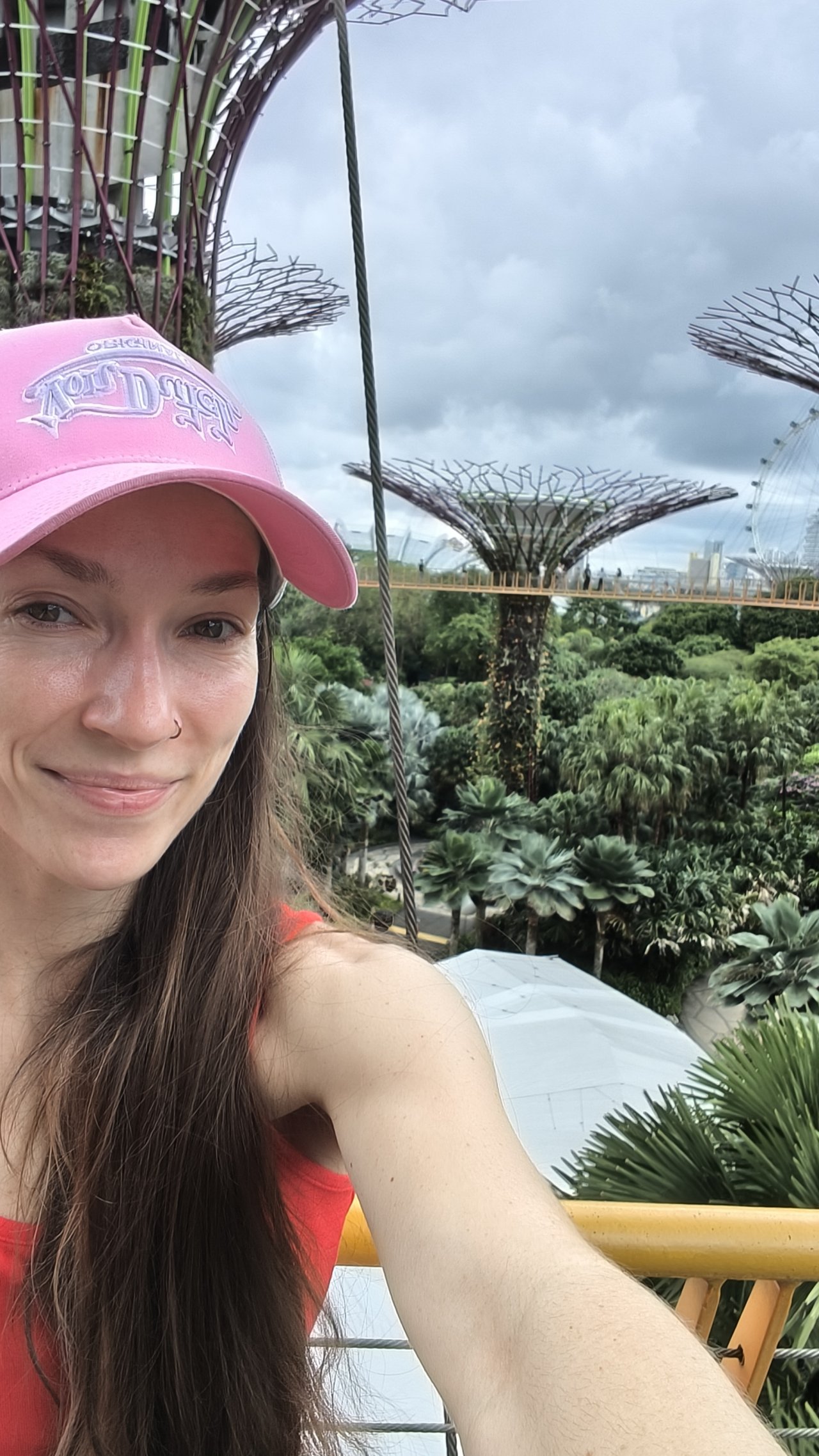 Selfie u Supertrees v Gardens by the Bay během večerní procházky