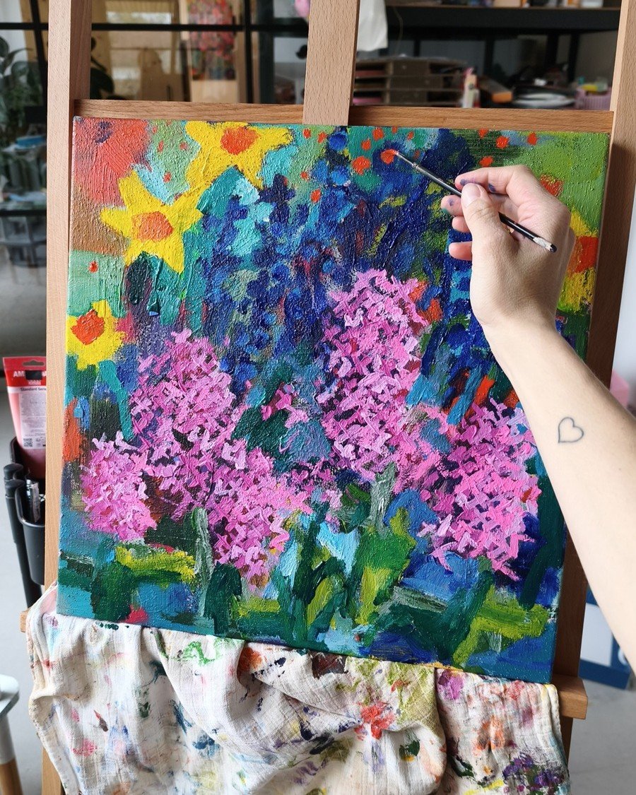 Detail malování texturovaného květinového obrazu s hyacinty a narcisy akrylovými barvami