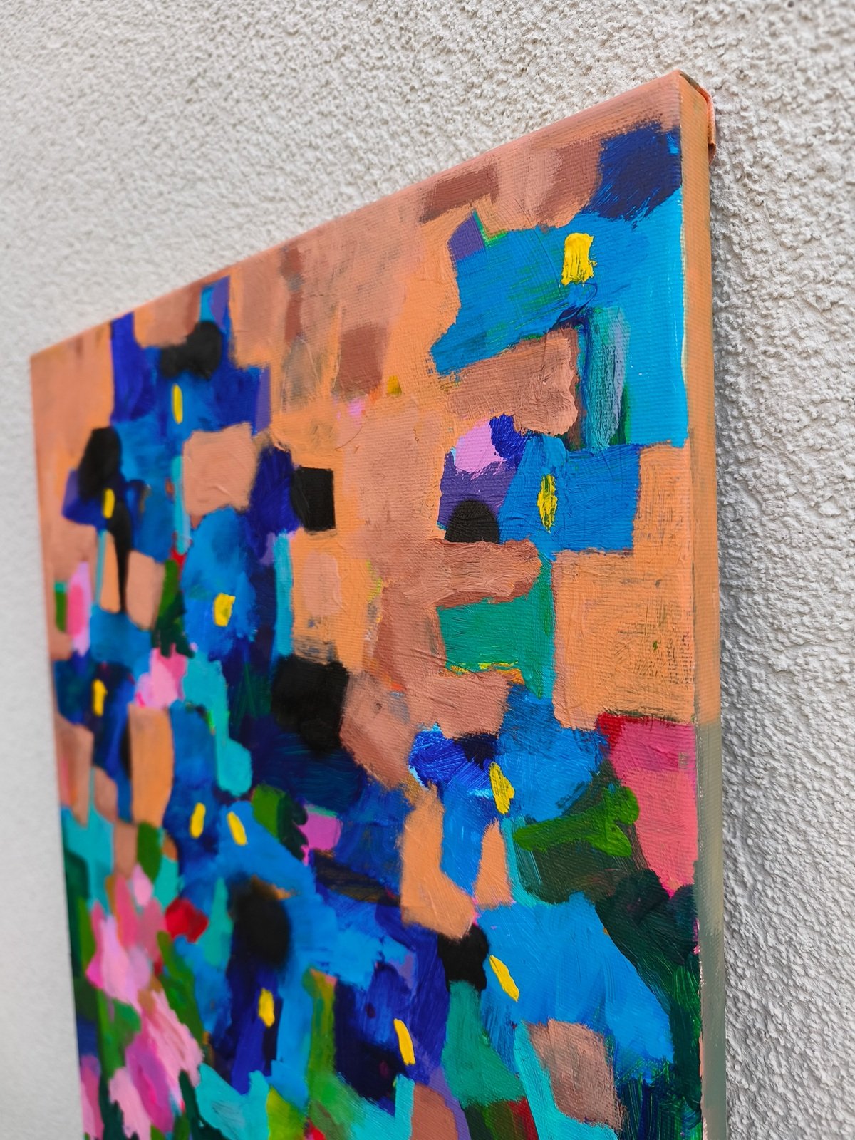 Detail modrých květin a struktury akrylové malby na plátně