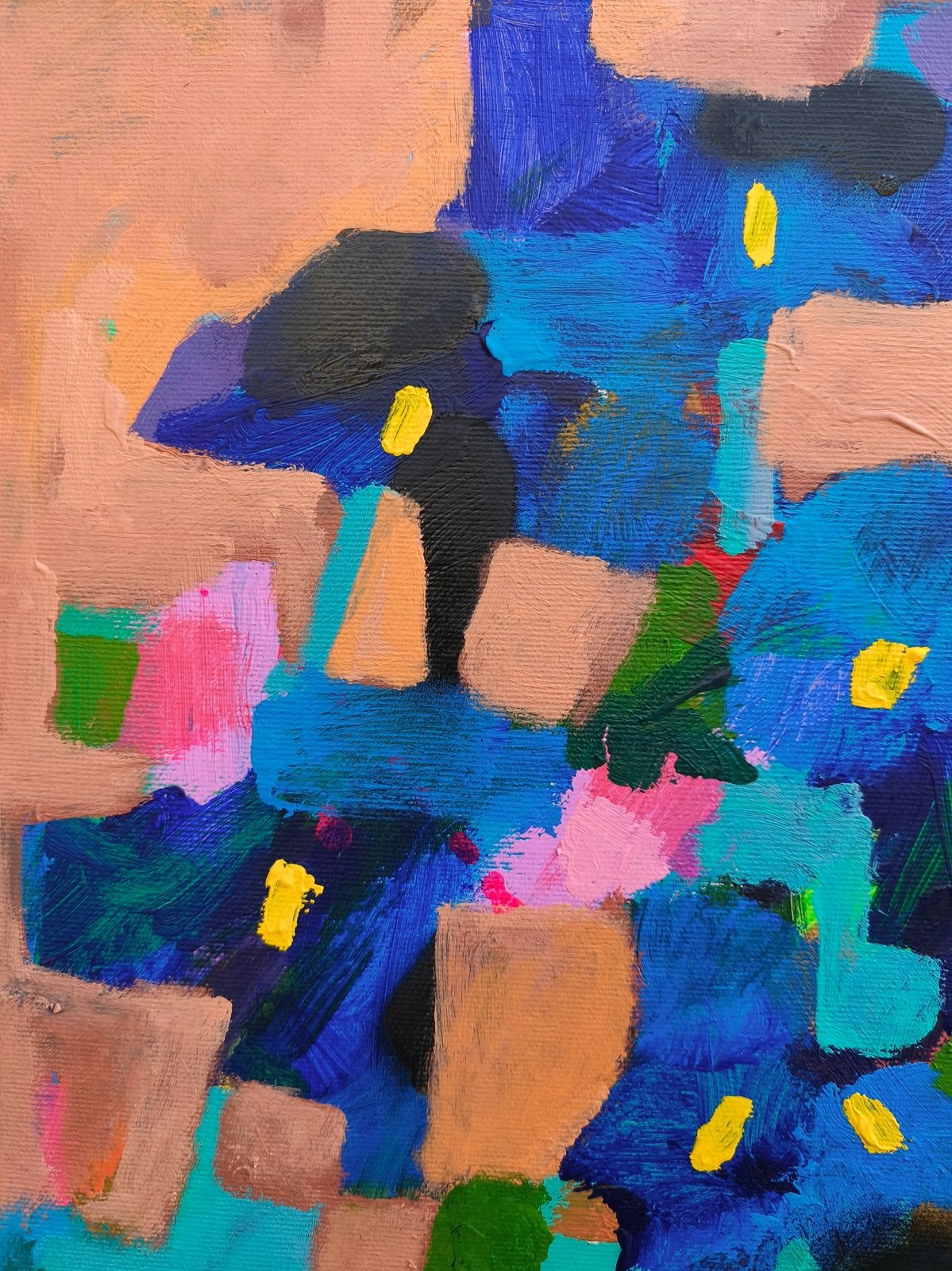 Detail abstraktních květin v modré a oranžové barvě