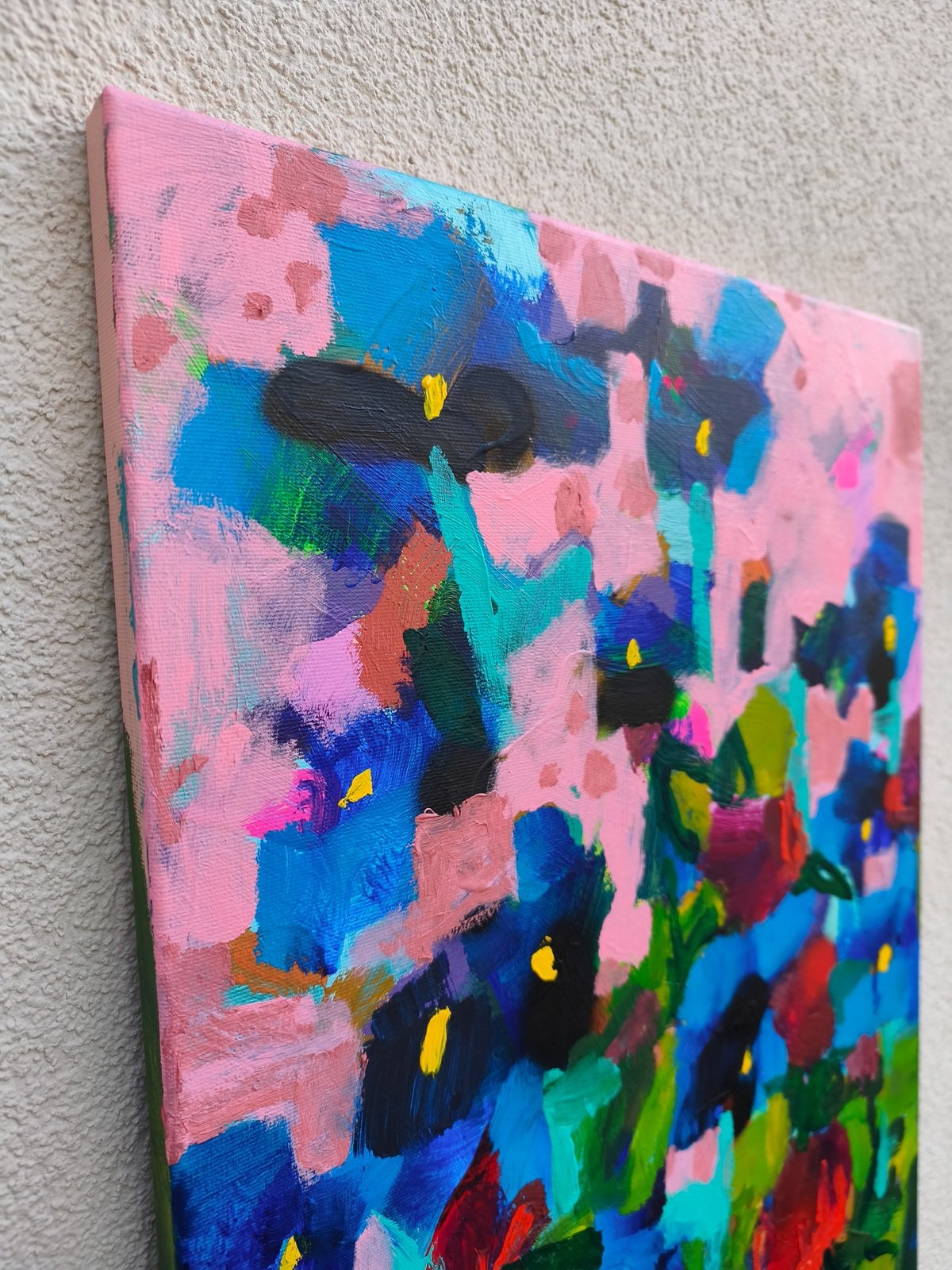 Struktura plátna a akrylové vrstvy v detailu