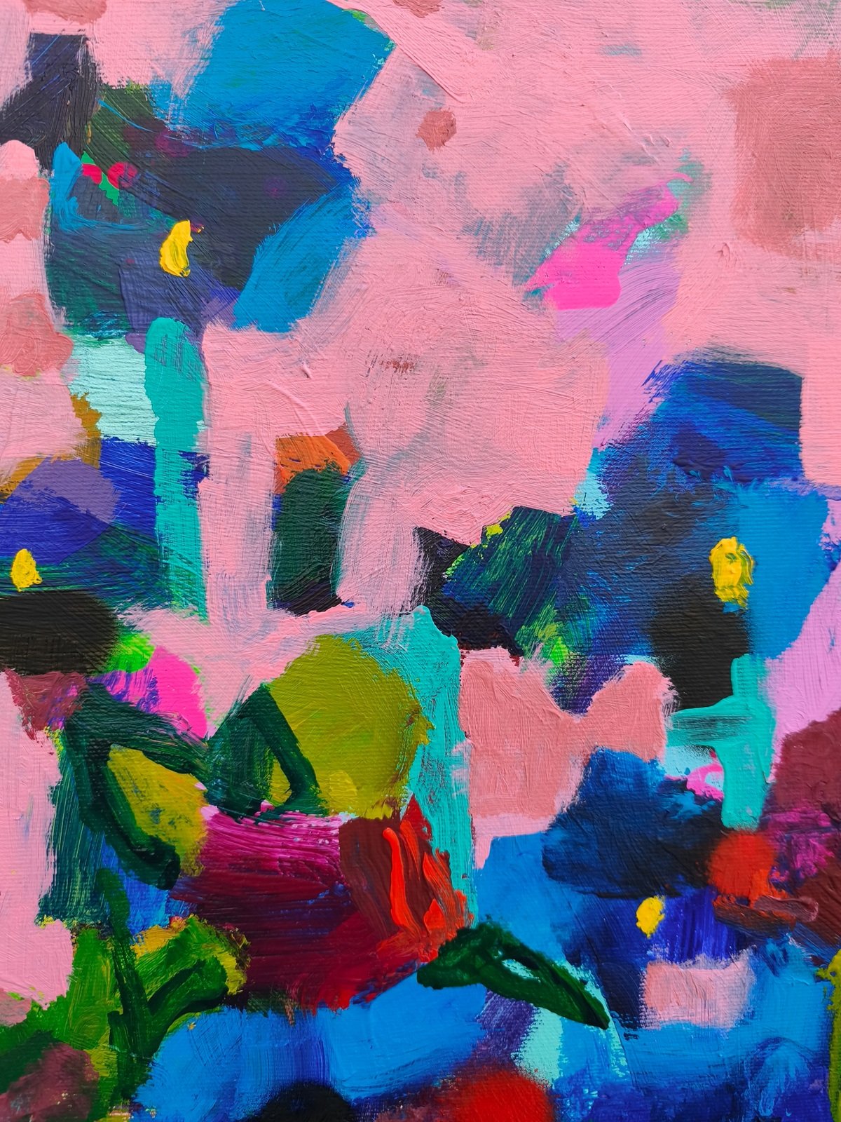 Jemné růžové pozadí s barevnými přechody v abstraktní malbě