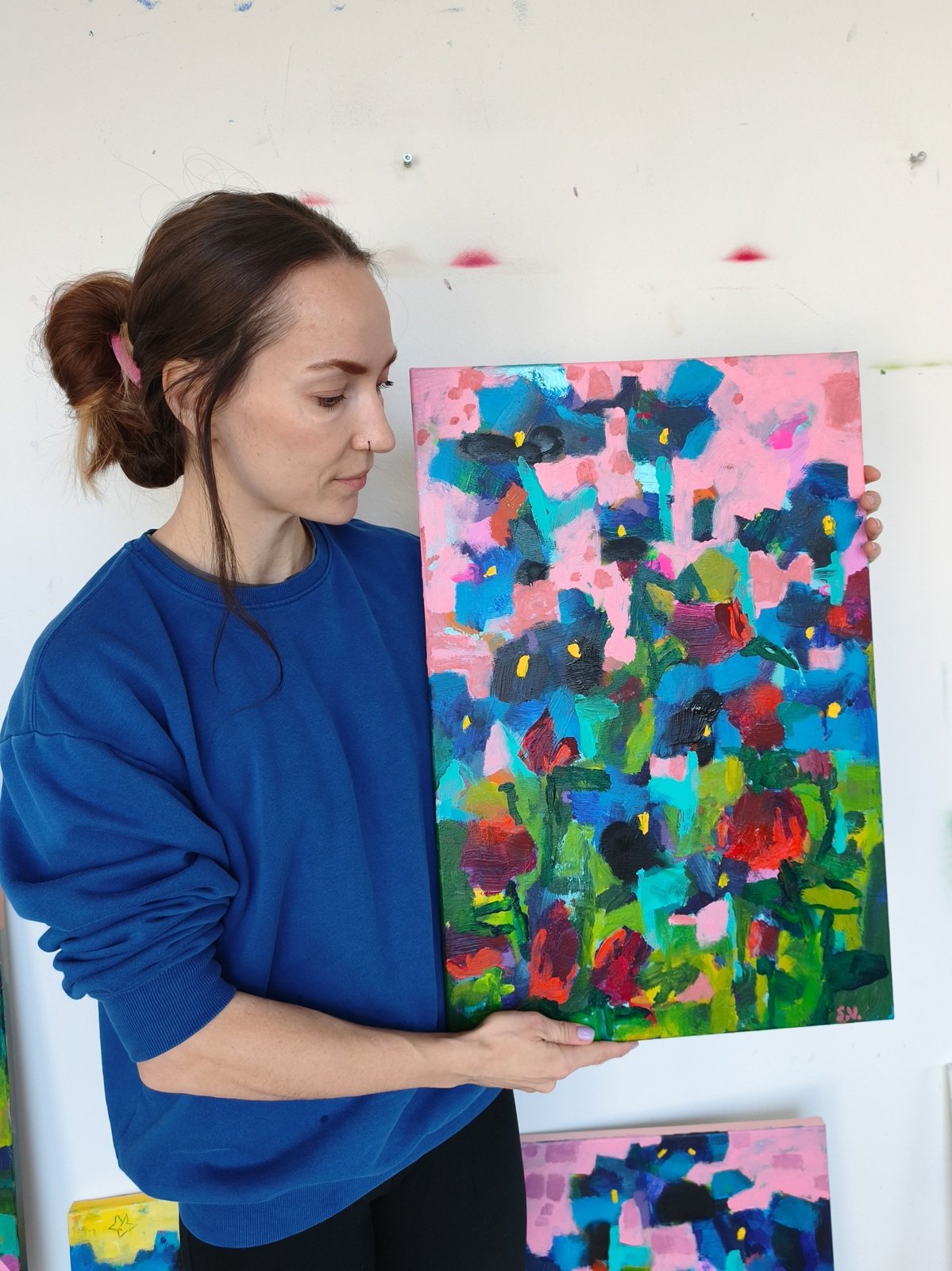 Abstraktní květinový obraz s růžovým nebem, modrými kosatci a červenými květy, dekorace do ložnice nebo obýváku