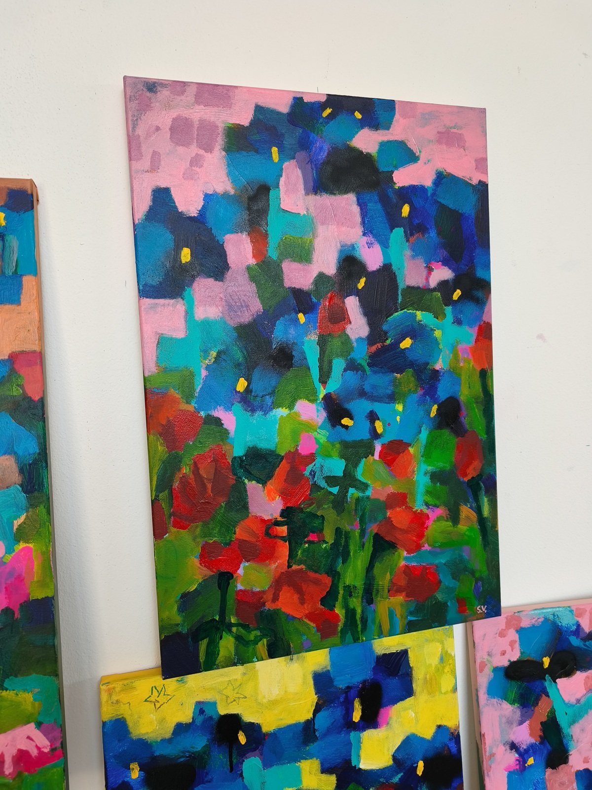 Textura plátna a vrstvení barev v moderním obraze