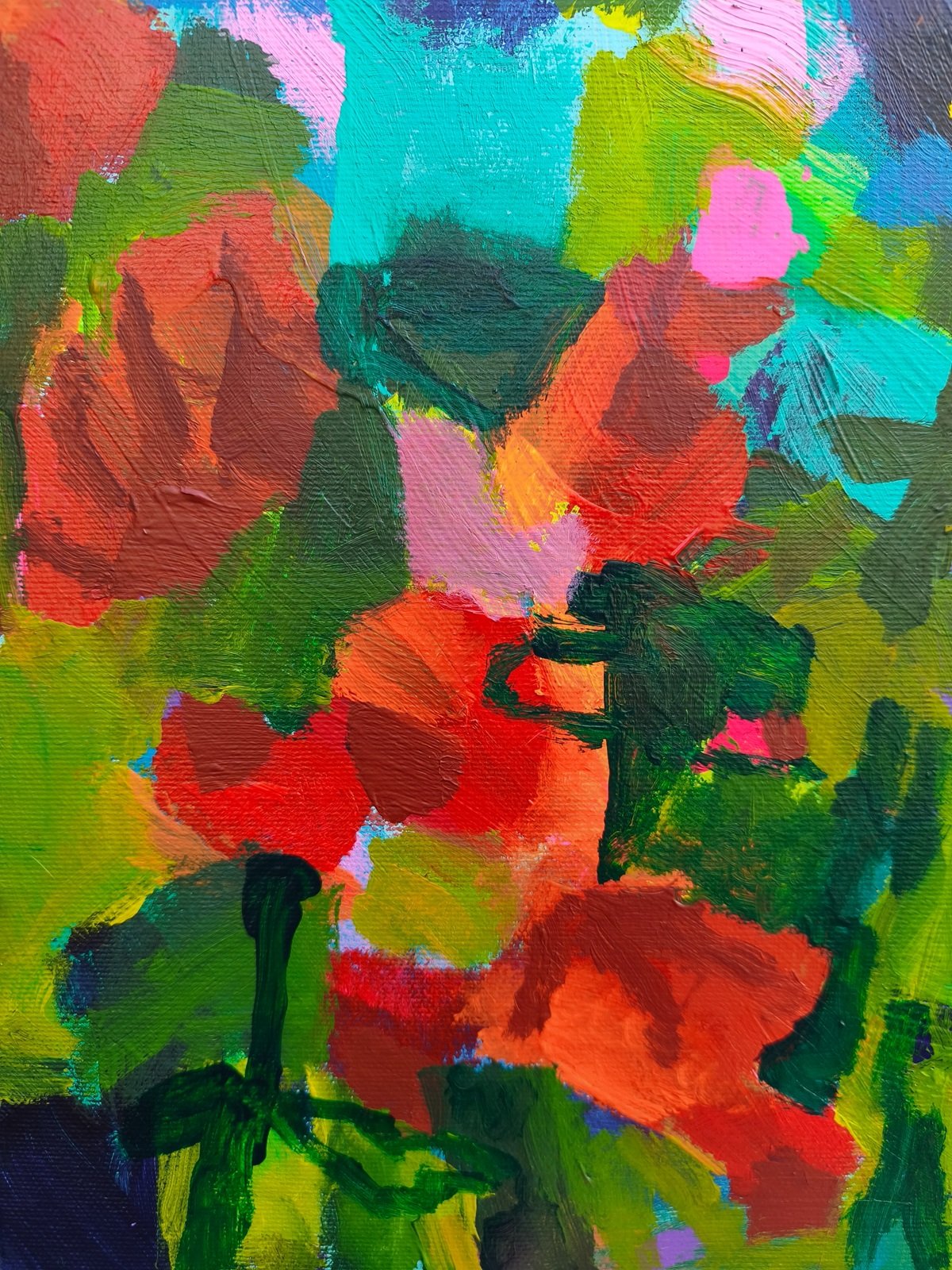 Detail červených květů v kontrastu s modrými tóny