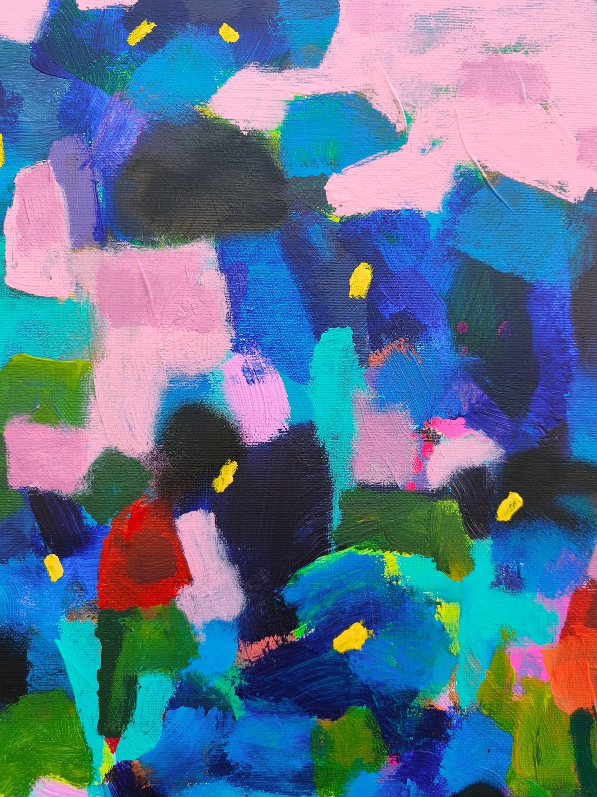 Detail ultramarinových květů a struktury malby