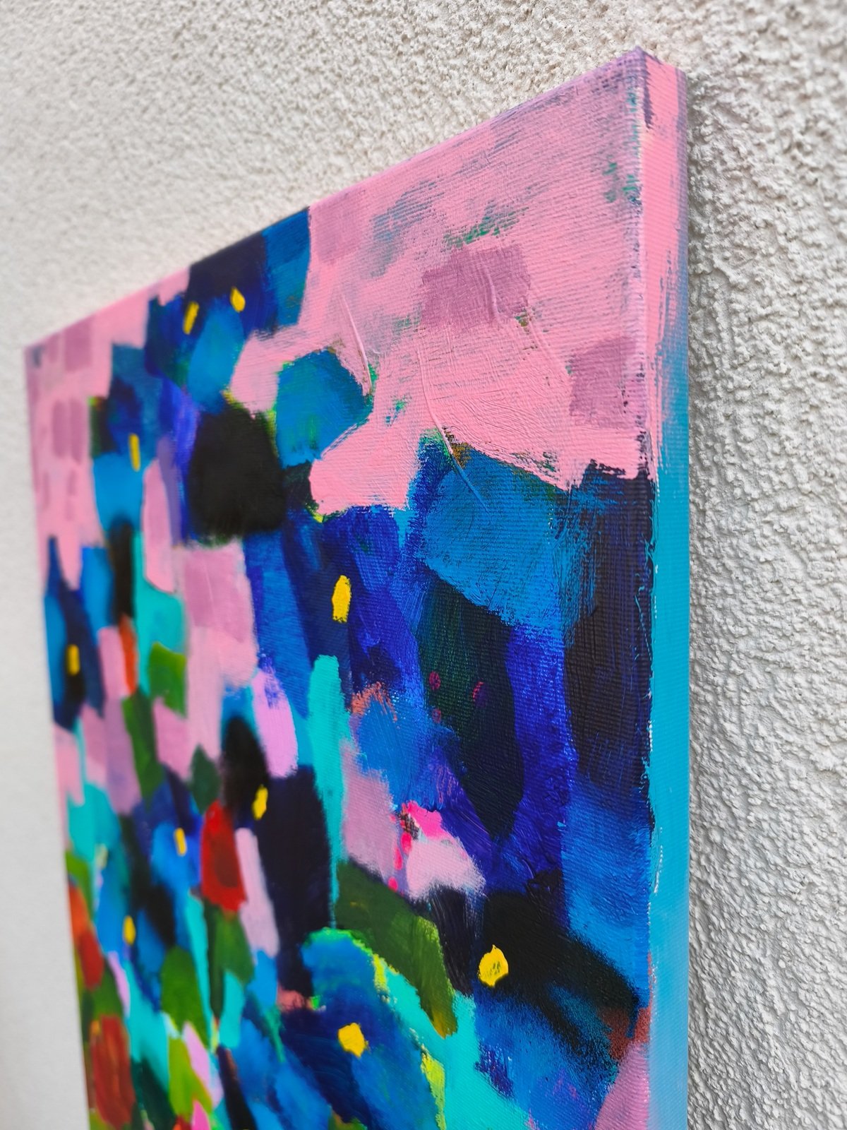 Detail ultramarinových květů a struktury malby