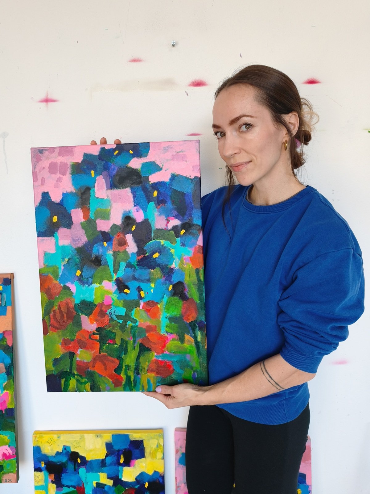 simona vojtěšková drží obraz