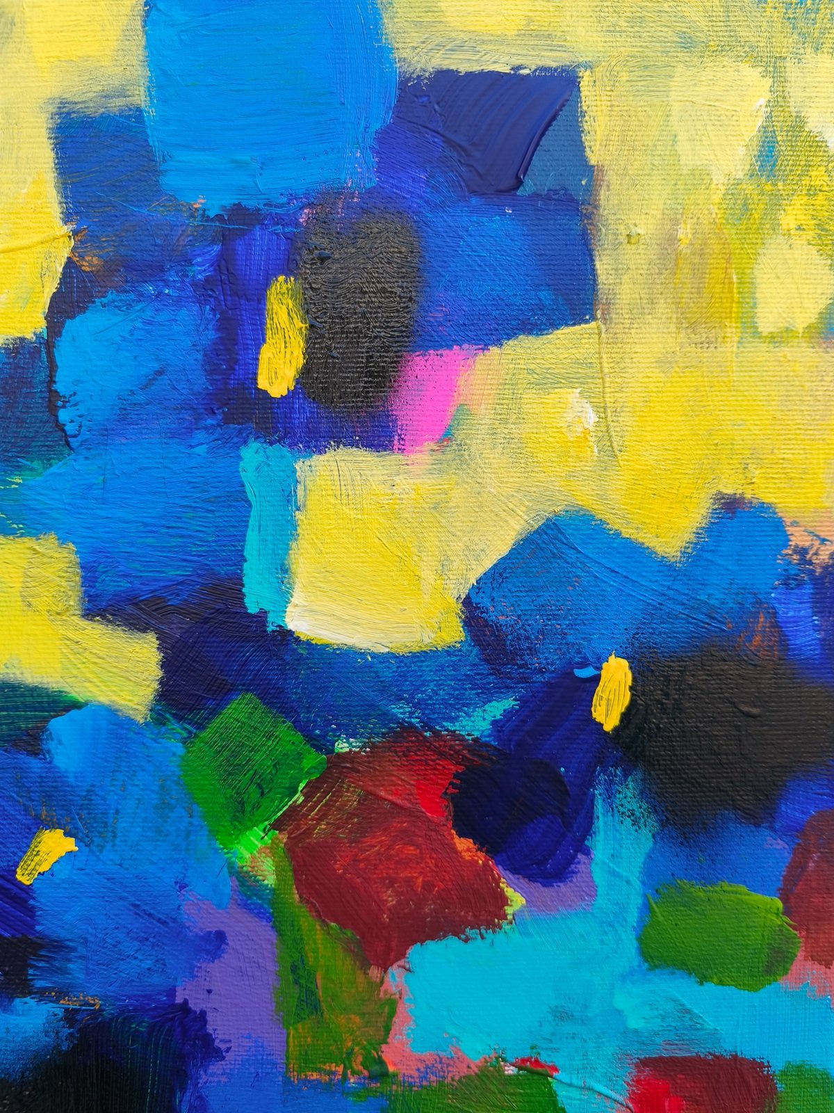 Detail modrých květin a struktury akrylové malby