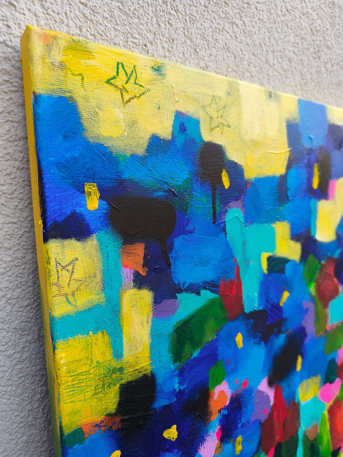 Detail žlutého nebe s jemnými vyškrábanými detaily připomínajícími hvězdy