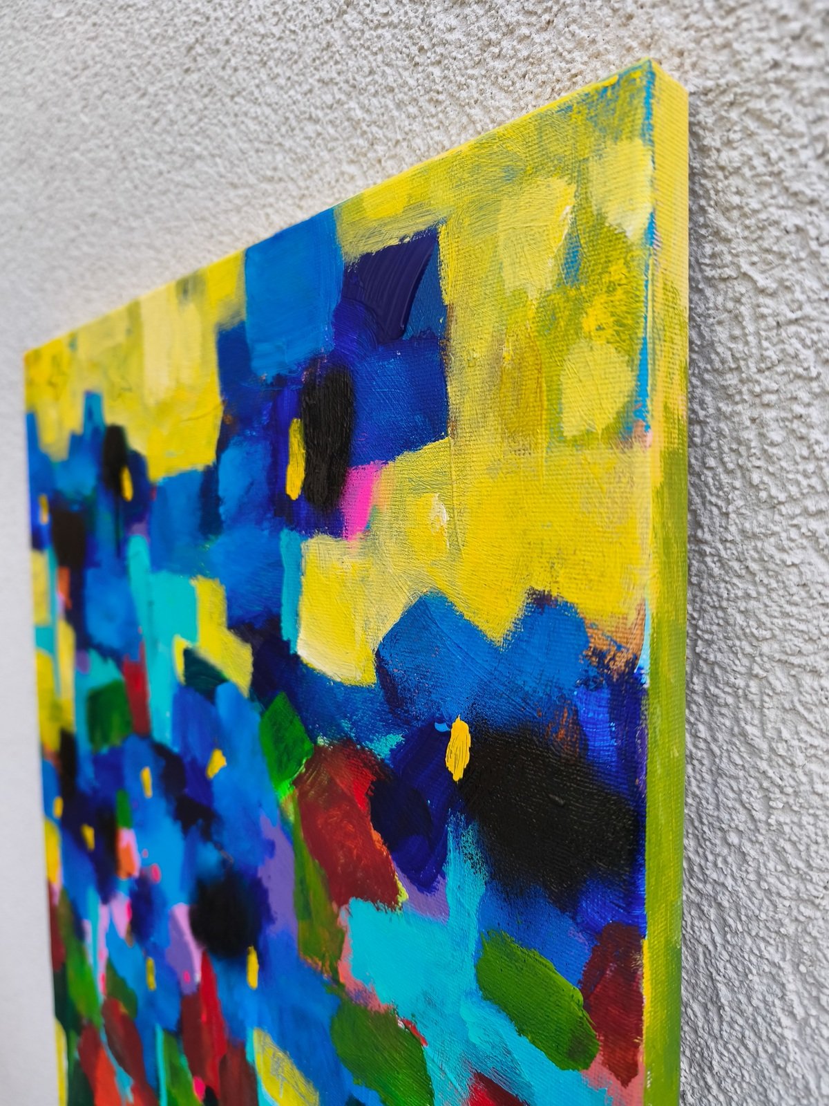 Textura plátna a vrstvení barev v moderním obraze