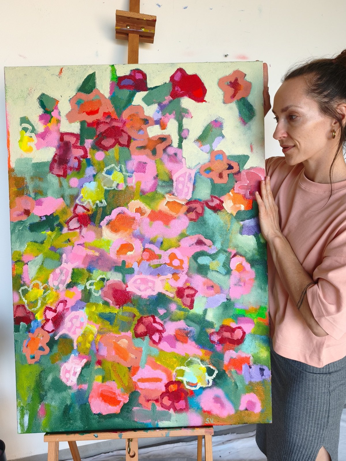 Malířka Simona Vojtěšková s originálním abstraktním květinovým obrazem Garden of Small Joys