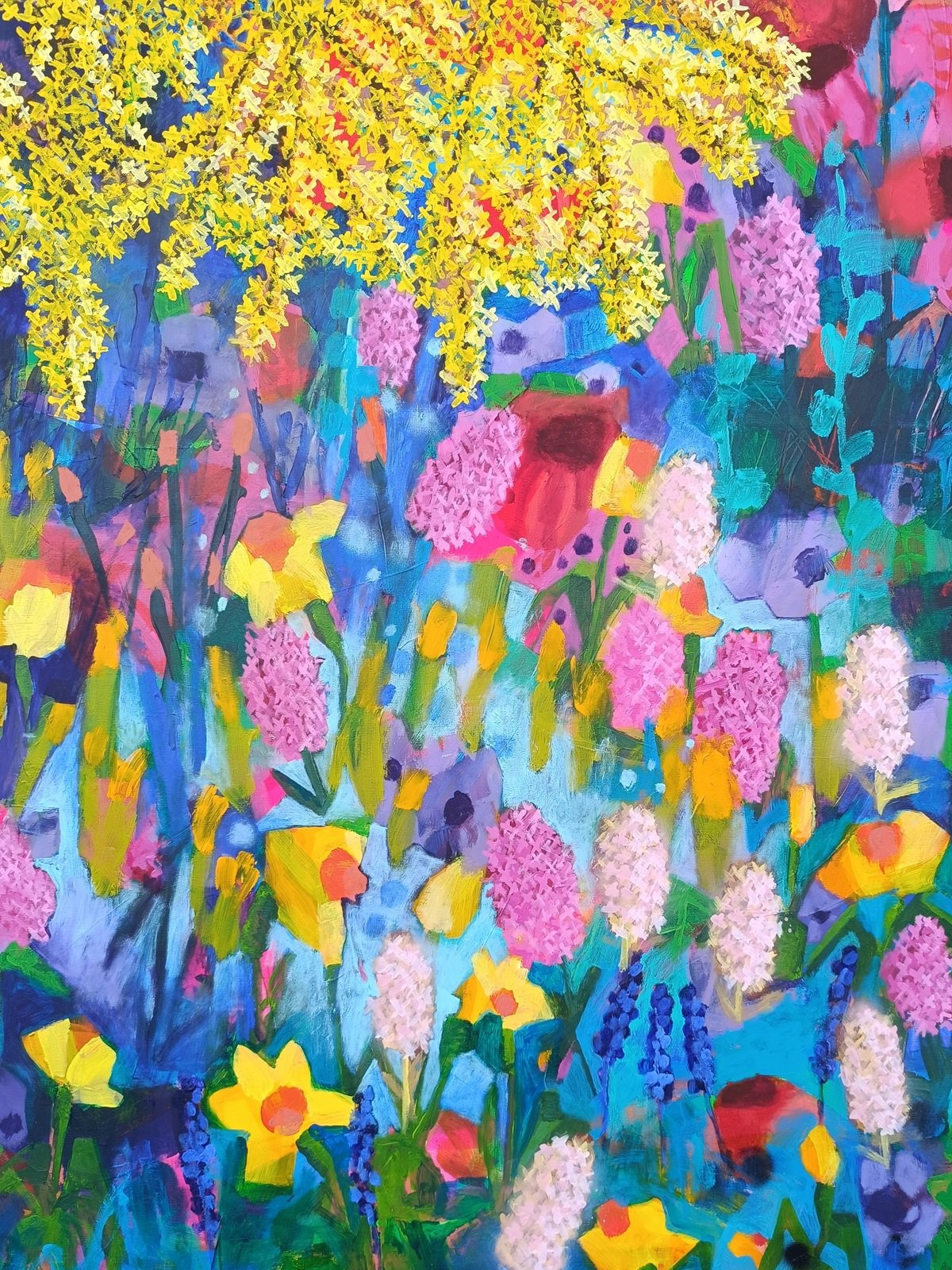 detail barevného pole květin s kontrastem teplých a studených tónů