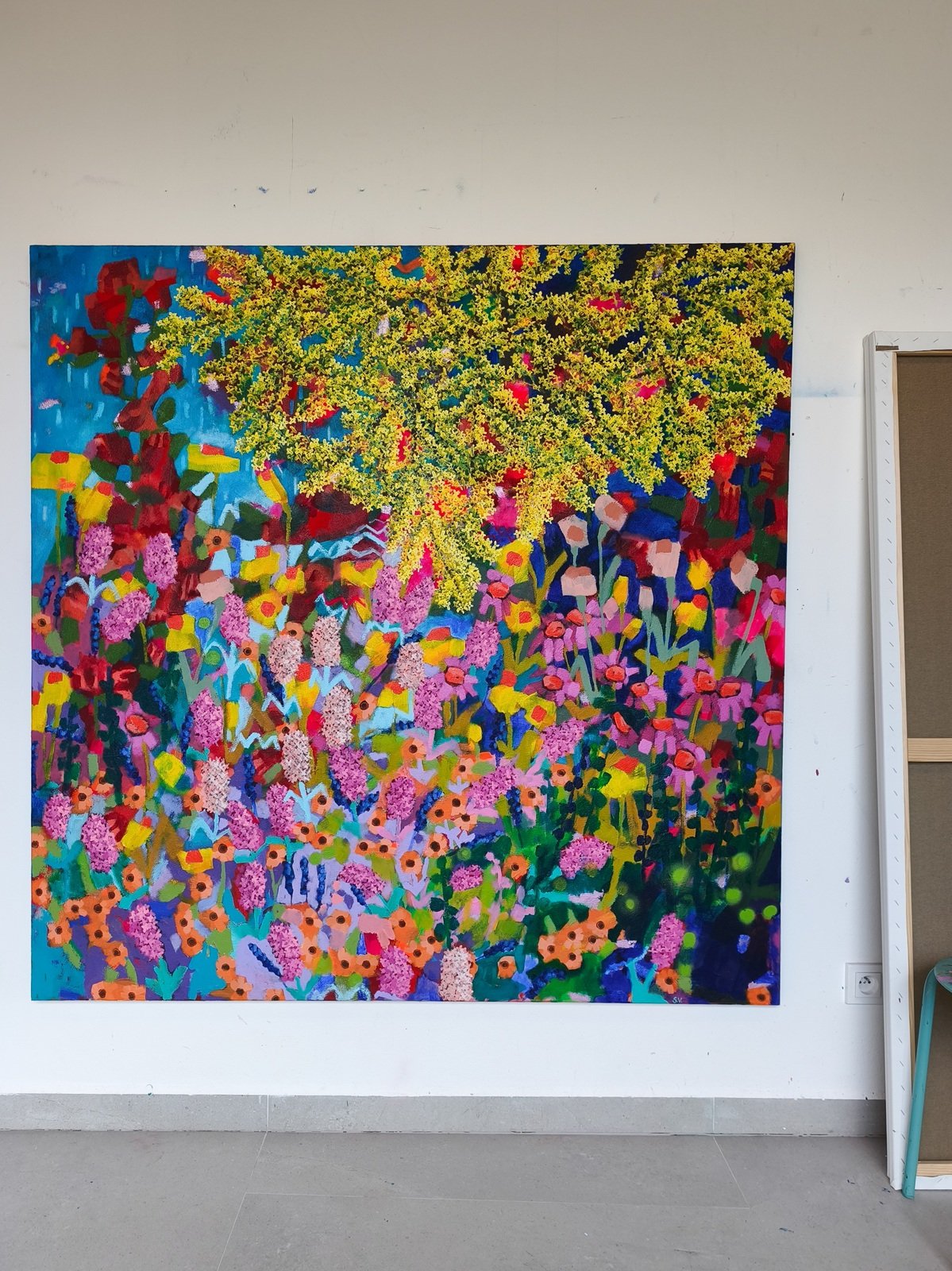 Obraz Když rozkvete déšť vystavený v ateliéru – pohled zepředu na originální květinovou malbu 150 × 150 cm.